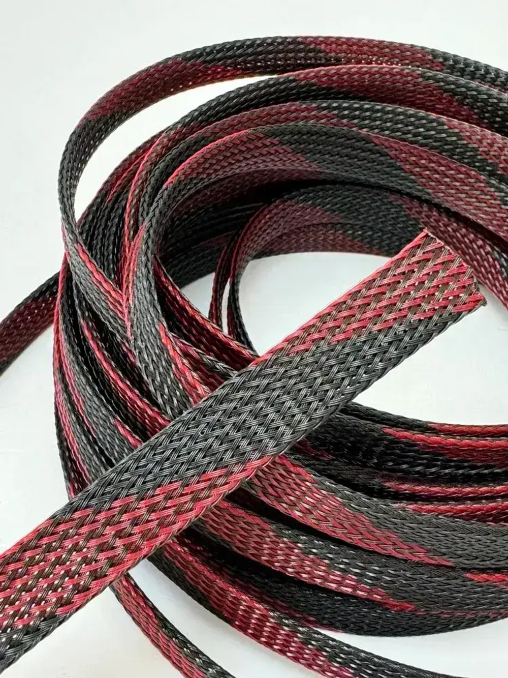 Оплетка кабельная из полиэстера змеиная кожа 10, 8-20мм, черно-красная, 10м