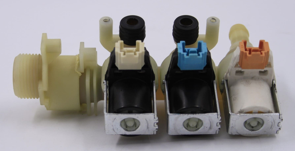 Электромагнитный клапан подачи воды для стиральной машины Indesit, Ariston (тройной, под фишку) C00110331