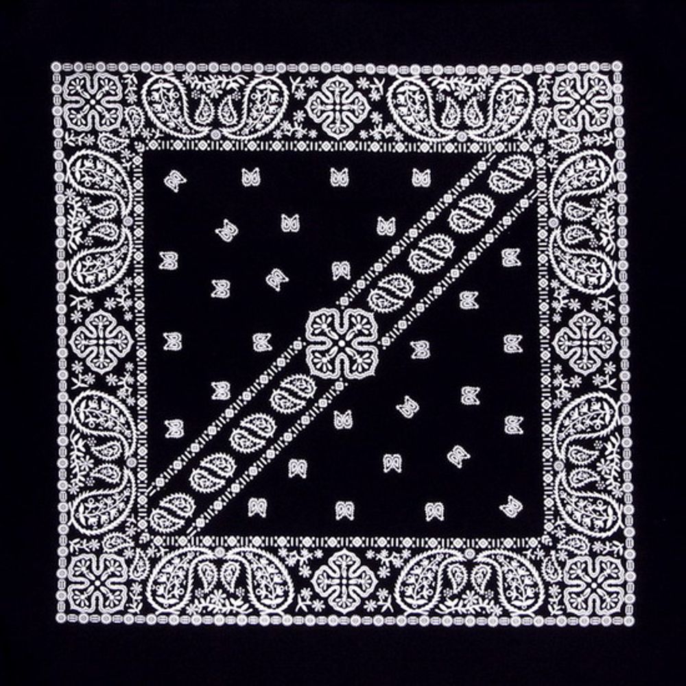 Бандана чёрная в белый огурец диагональ