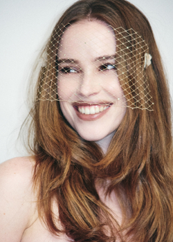 Вуаль бежевого цвета с цветами