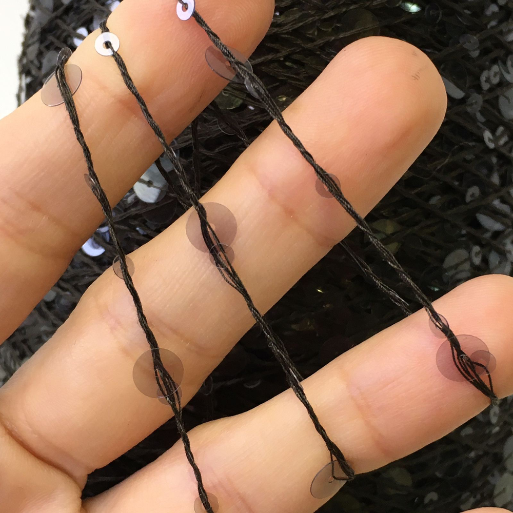 Lustrosa; крупные 6 mm и мелкие 3 mm полупрозрачные пайетки на хлопке; длина нити: около 200м/100гр; цвет нити: тёмный графит, пайетки полупрозрачные в цвет нити. Есть мал. бобинки: 189гр.