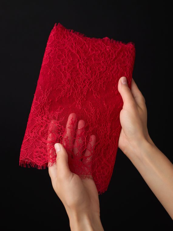 01-53 ОПТ Кружево шантильи 23 см, красный 100