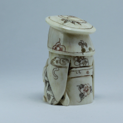 Нэцкэ самурай в круглой шапке с мечом на поясе