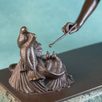 Скульптура в стиле Арт-Деко «Девушка, кормящая голубей»