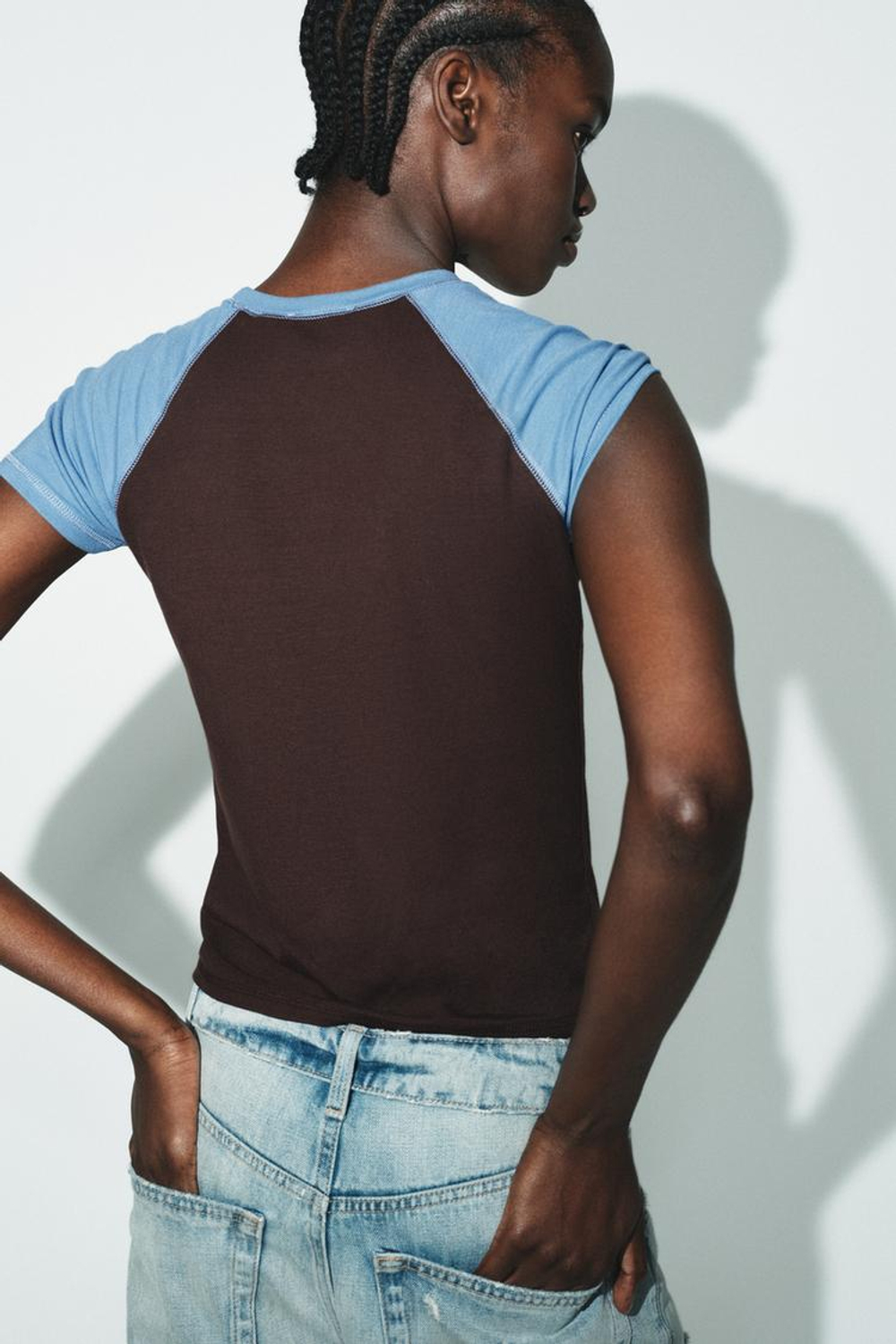 ZARA ФУТБОЛКА РЕГЛАН С КОРОТКИМ РУКАВОМ, КОРИЧНЕВО-СИНИЙ