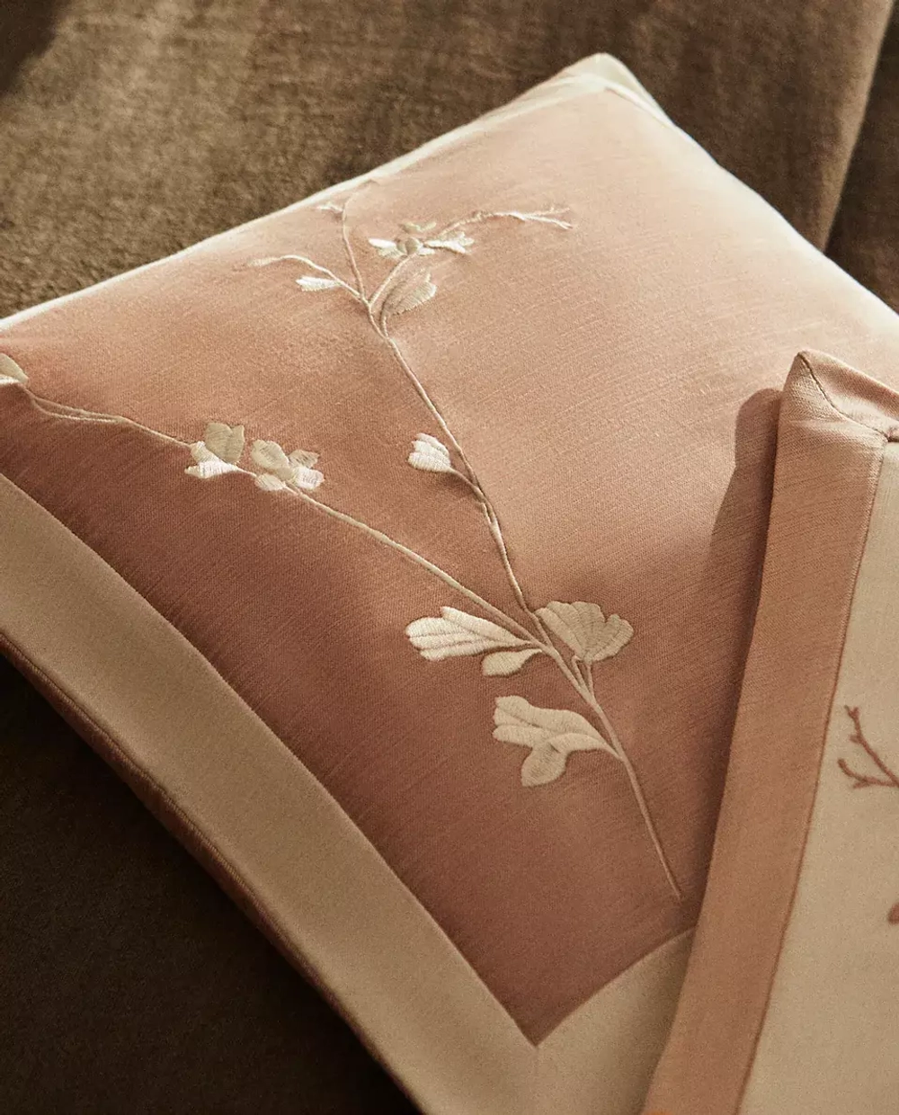 ZARA HOME ХЛОПКОВЫЙ ЧЕХОЛ НА ПОДУШКУ С ЦВЕТОЧНОЙ ВЫШИВКОЙ, РОЗОВЫЙ