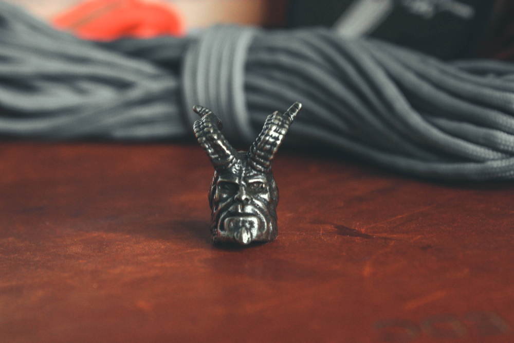 Темлячная бусина, подвеска "Хэлбой", белый метал