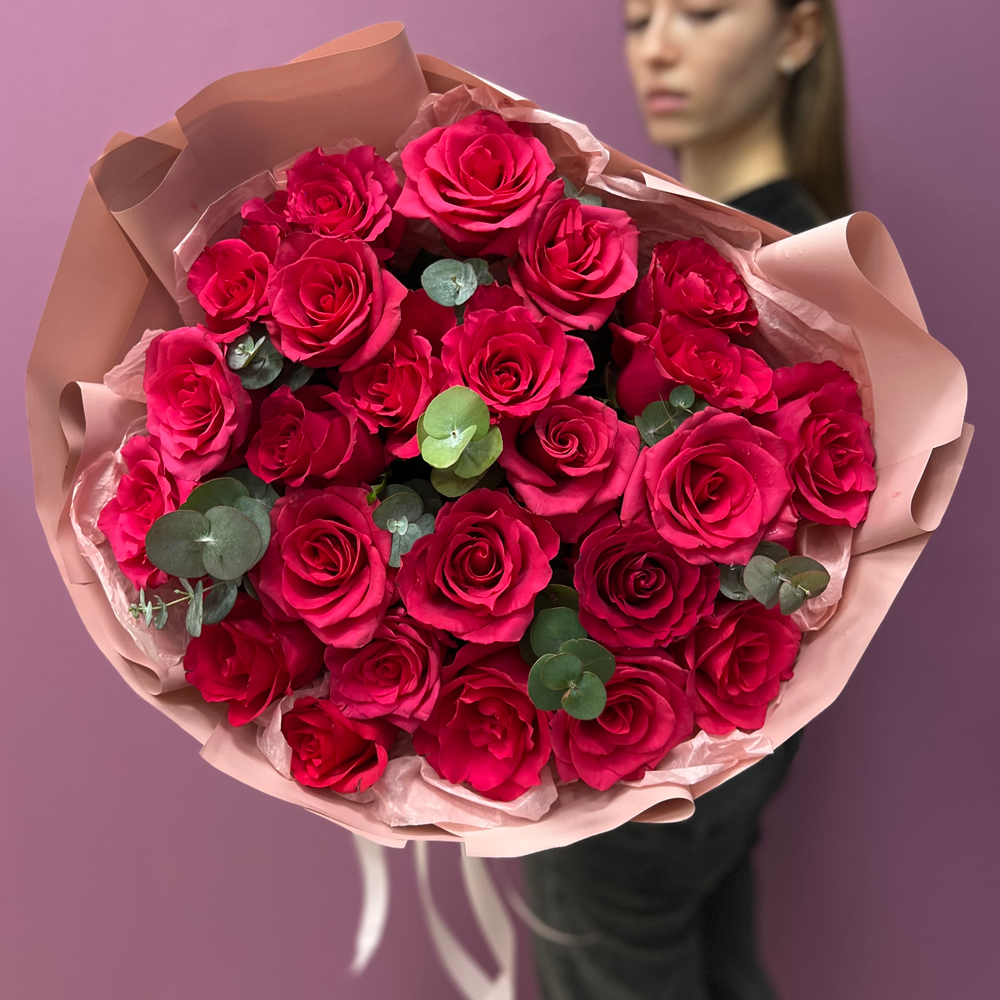 Букет из ярко-розовых роз с эвкалиптом #31