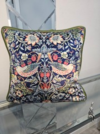 Бархатная подушка с дизайном по мотивам Уильяма Морриса