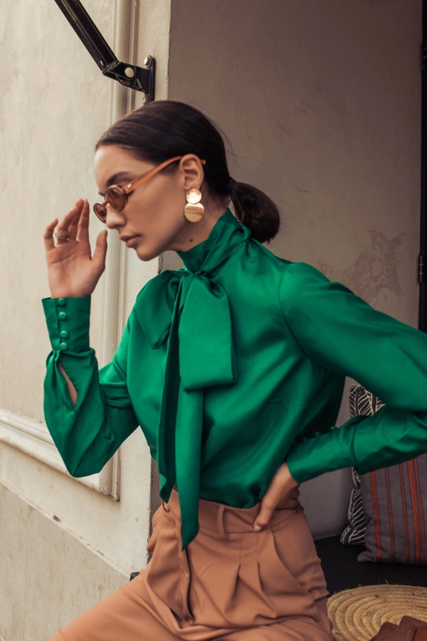 Блуза с галстуком зеленая