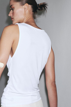 ZARA ТОП ИЗ СТРУЯЩЕЙСЯ ТКАНИ С ДРАПИРОВКОЙ, БЕЛЫЙ