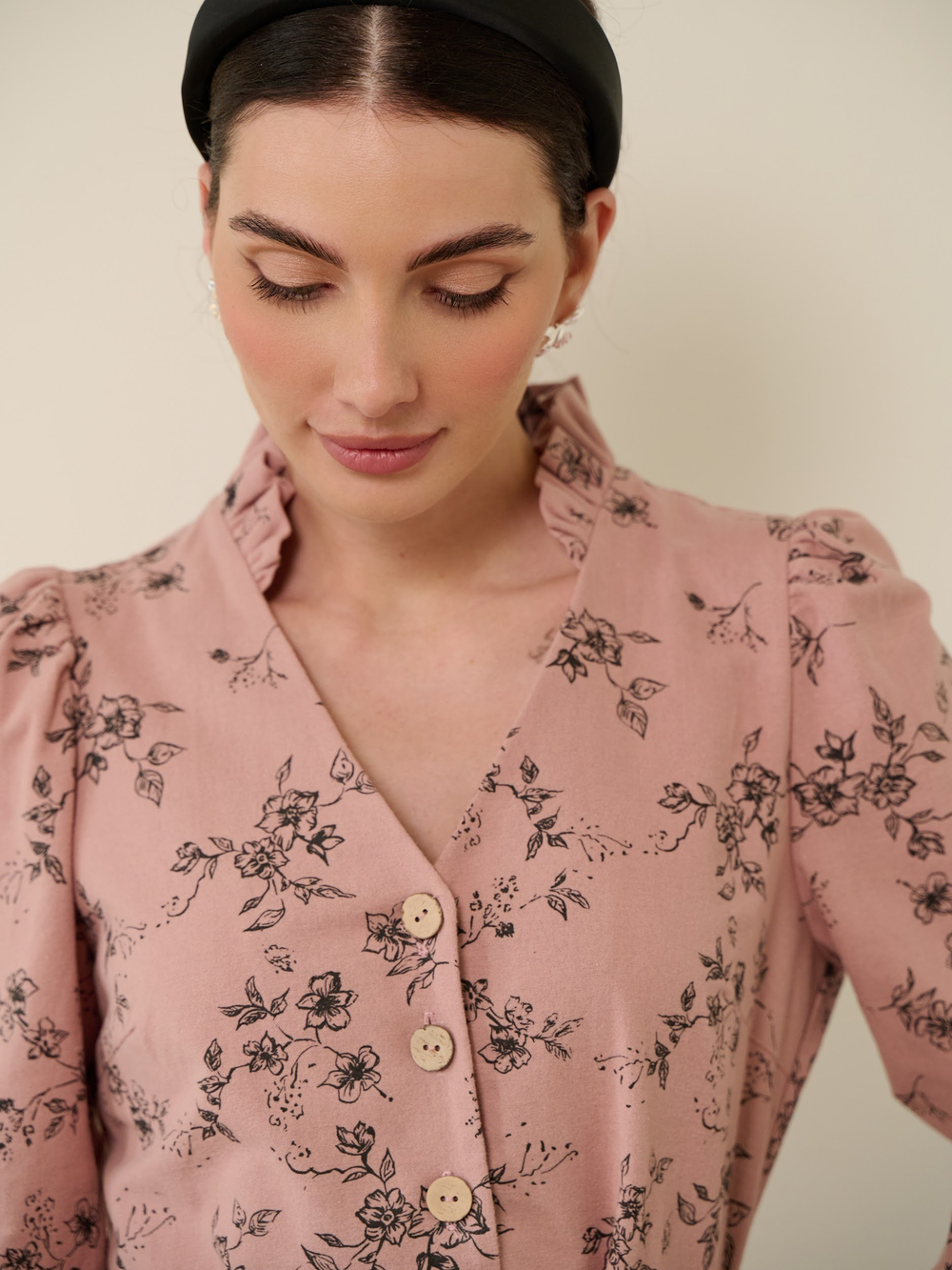 Платье с воротником стойкой