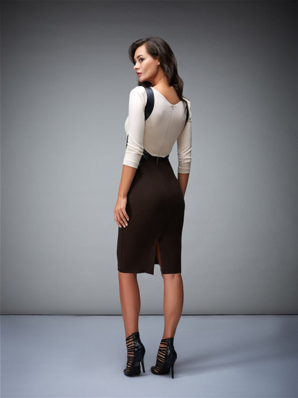 Платье приталенного покроя бежево-коричневое с рукавом 3/4 02-01-19FW