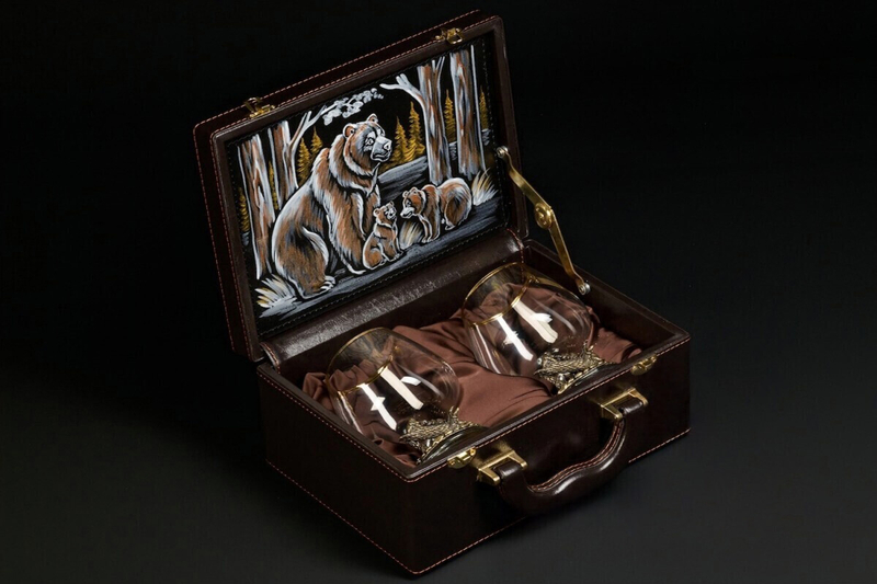 Бокалы для коньяка "Утро в сосновом бору" эконом 2 шт. в подарочном футляре с художественным оформлением