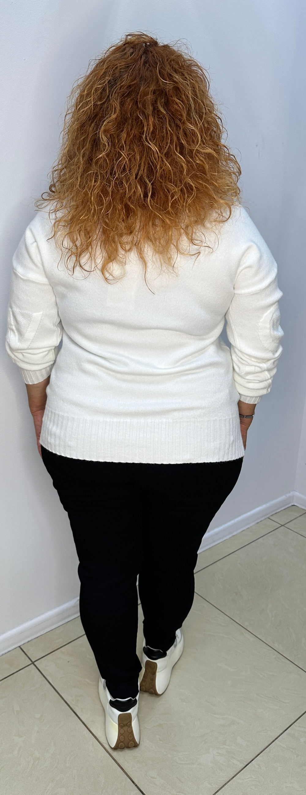 Белый джемпер с латинскими буквами