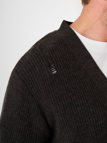 Графитовый кардиган с разрывами QWE