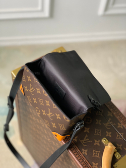 Louis Vuitton Steamer Wearable Wallet