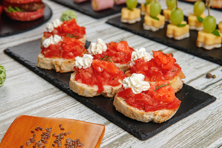 Брускетта с семгой и творожным сыром