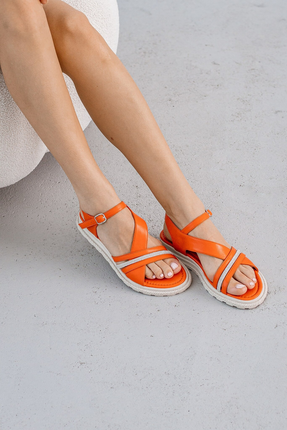 Сандалии из натуральной кожи оранжевого цвета