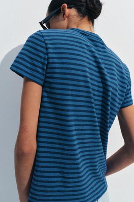 ZARA ФУТБОЛКА В ПОЛОСКУ ИЗ ХЛОПКА И ЛЬНА, СИНИЙ/ИНДИГО