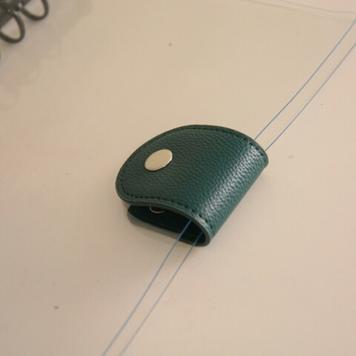 Обложка силиконовая (ПВХ) прозрачная с зеленым хлястиком из кожзама и черным кольцевым механизмом, формат А5-II
