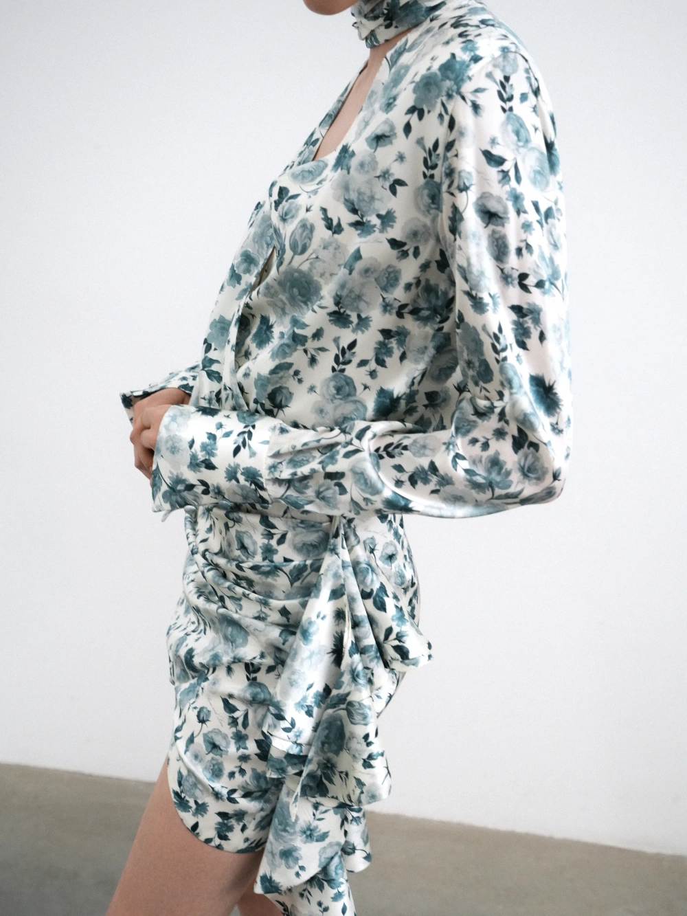 Леа мини (Leah mini), платье мини из молочного атласа с цветочным принтом