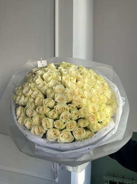 Букет из белой розы (50см) 101 шт в оформлении