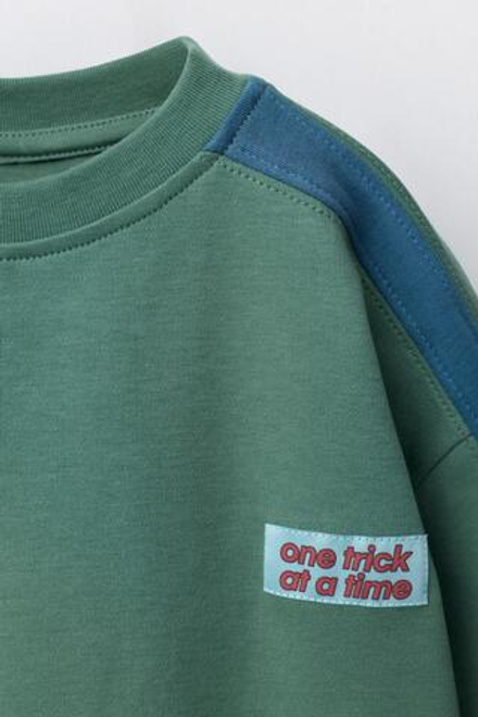 ZARA ФУТБОЛКА ИЗ ТКАНИ ИНТЕРЛОК С НАШИВКОЙ, ЗЕЛЕНЫЙ