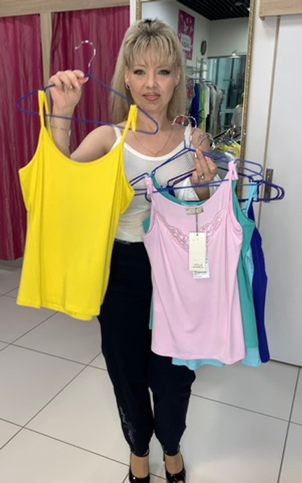 Короткие трикотажные топики на тонких бретельках