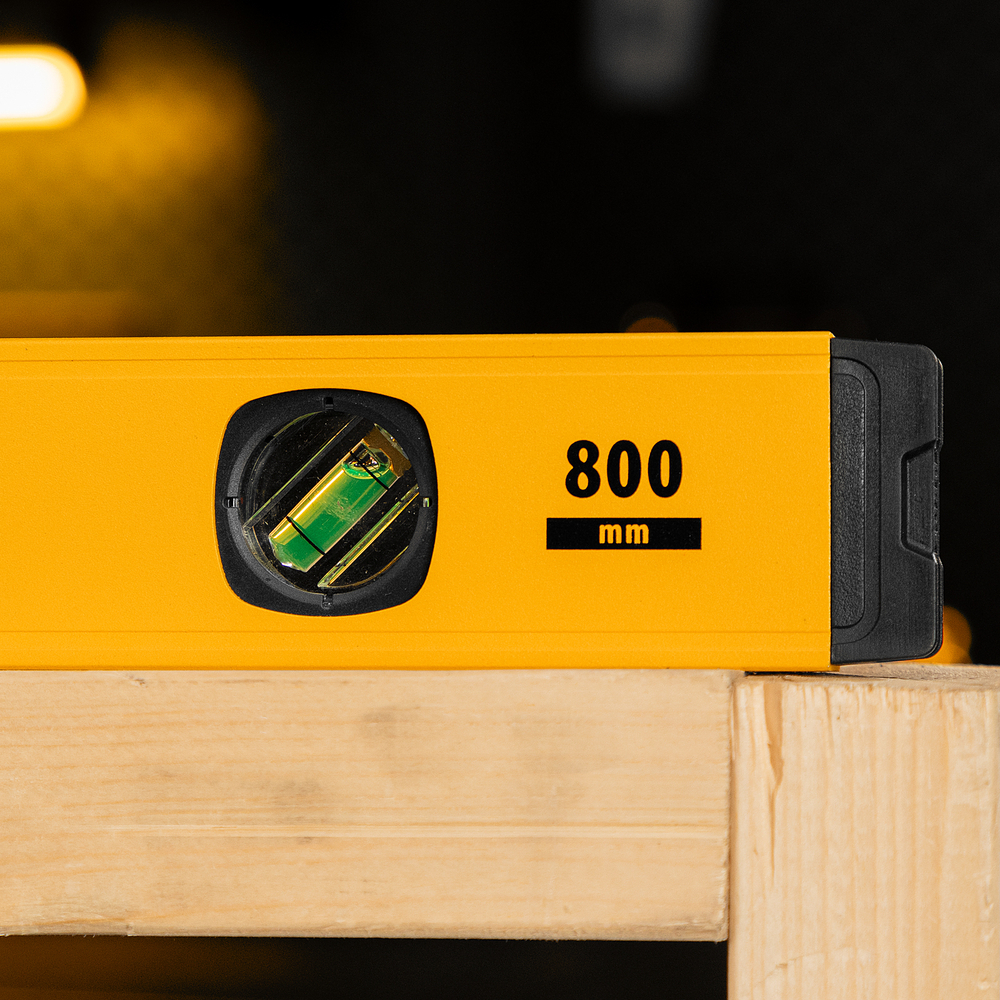 Уровень алюминиевый, магнит, фрезерованный, 3 глазка (1 зеркал.) 0,5 мм/м, 800 мм Denzel