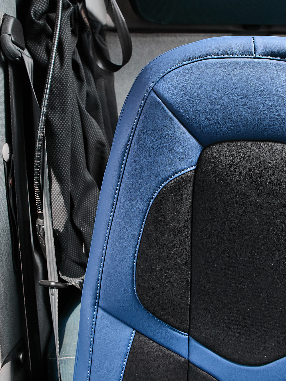 Чехлы Люкс VOLVO FH-13 после 2018 года: водитель от сиденья, пассажир от стойки кабины (один вырез под ремень) (экокожа, синий, черная вставка)