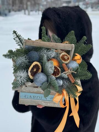 Композиция с ароматной корицей в ящике