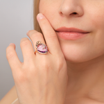 Кольцо «Фламинго» из красного золота с аметистом, натуральными топазами white и эмалью