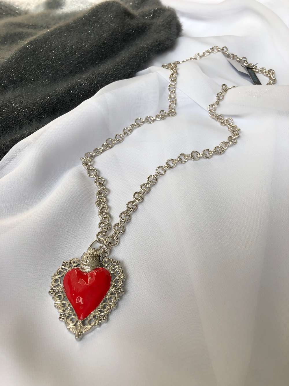 Кулон сердце ажурное с красной эмалью на цепочке из круглых звеньев с насечками, цвет серебр, Италия