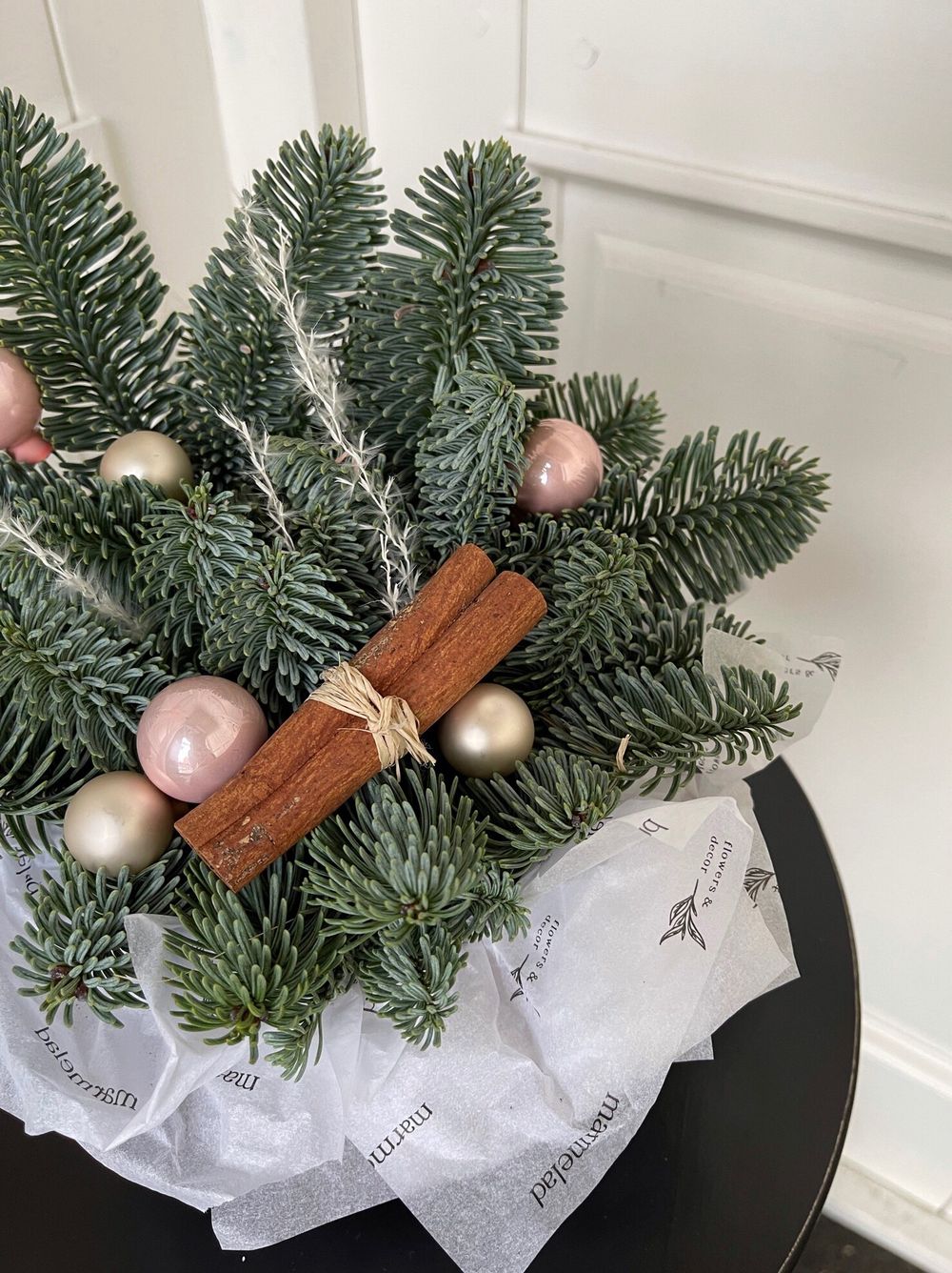 Композиция из ели с новогодними игрушками