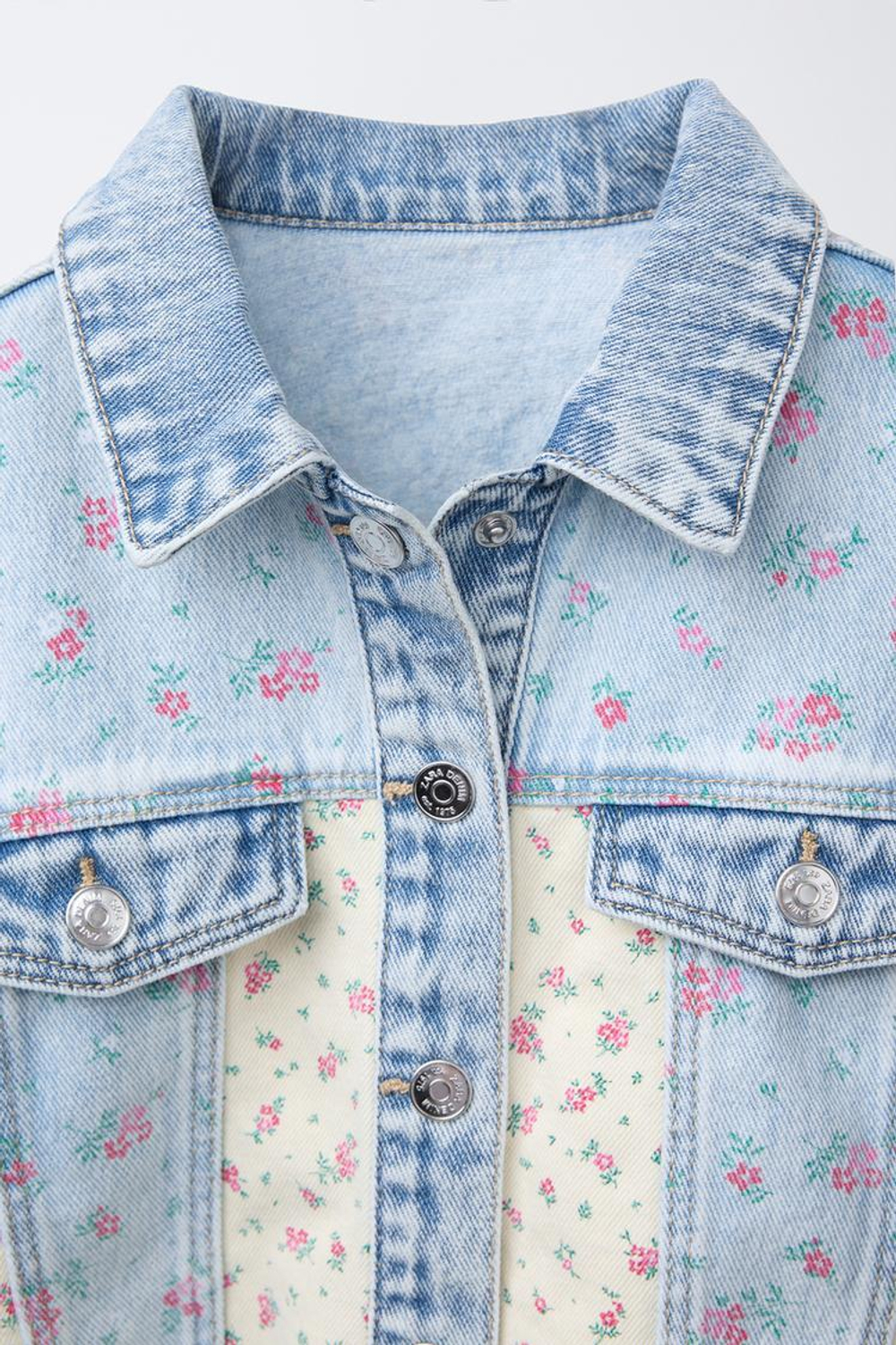 ZARA ДЖИНСОВАЯ КУРТКА В СТИЛЕ ПЭЧВОРК С ЦВЕТОЧНЫМ ПРИНТОМ, ГОЛУБОЙ