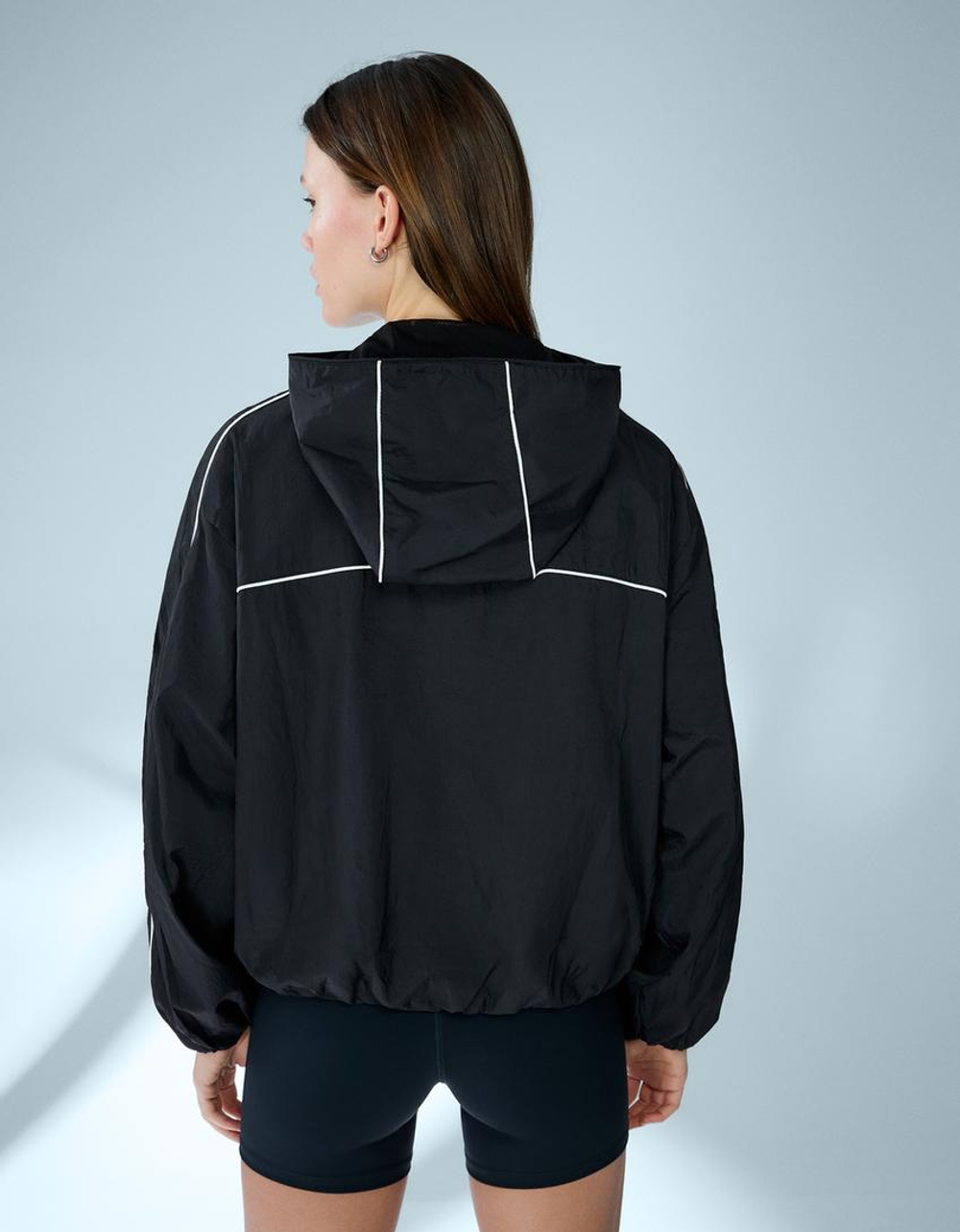 BERSHKA Спортивная куртка с капюшоном, черный