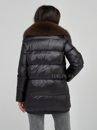 Черный пуховик с декоративной молнией и шоколадным меховым воротником