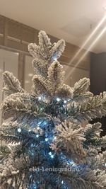 Заснеженная ель с гирляндой «Барокко» холодный свет (Литая+пвх) 210 см / 2,1 м