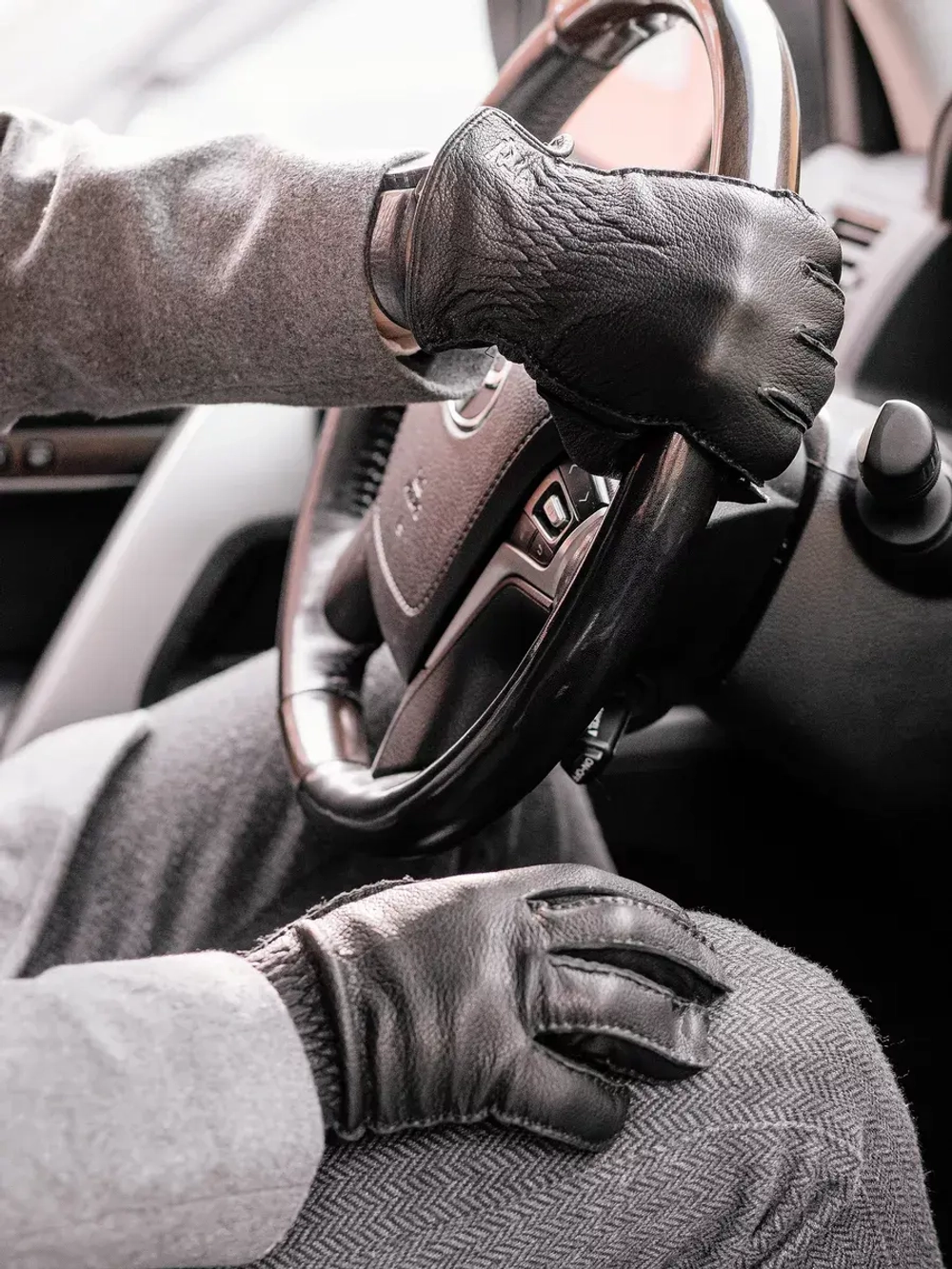 Утепленные перчатки из натуральной кожи