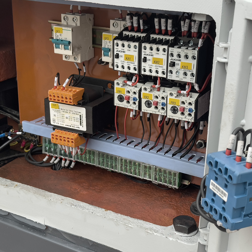 VISPROM SPV-1500/660 универсальный токарный станок с УЦИ