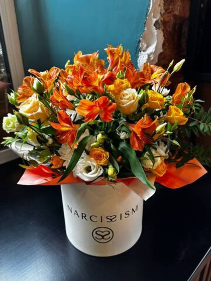 Яркая шляпная коробка с альстромерией