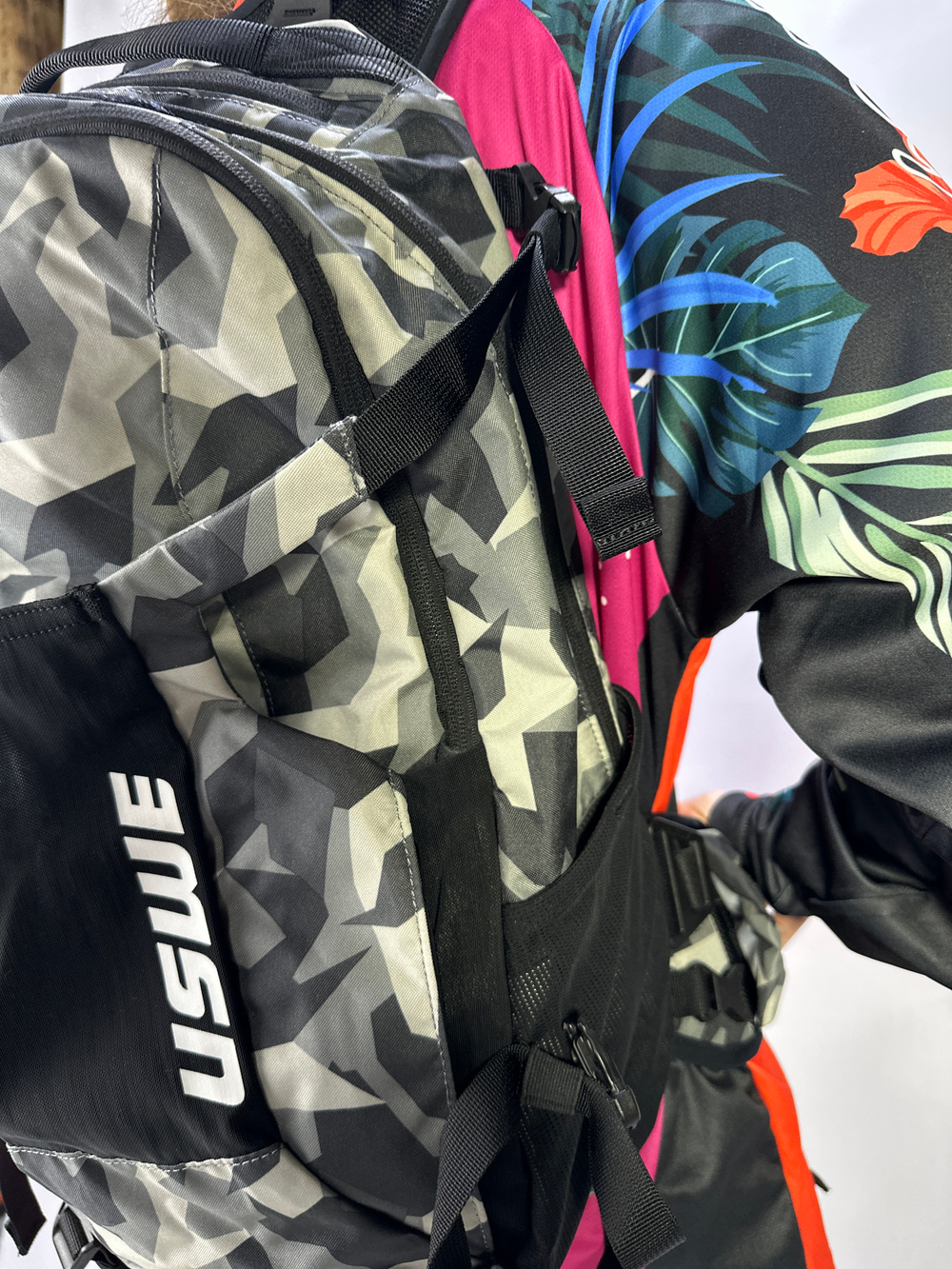 Рюкзак USWE SHRED 25L MTB Daypack, Camo/Black