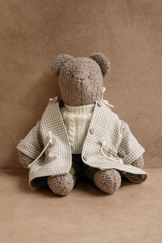 Мишка серо-бежевый в парке и молочном свитере / Republic Friends