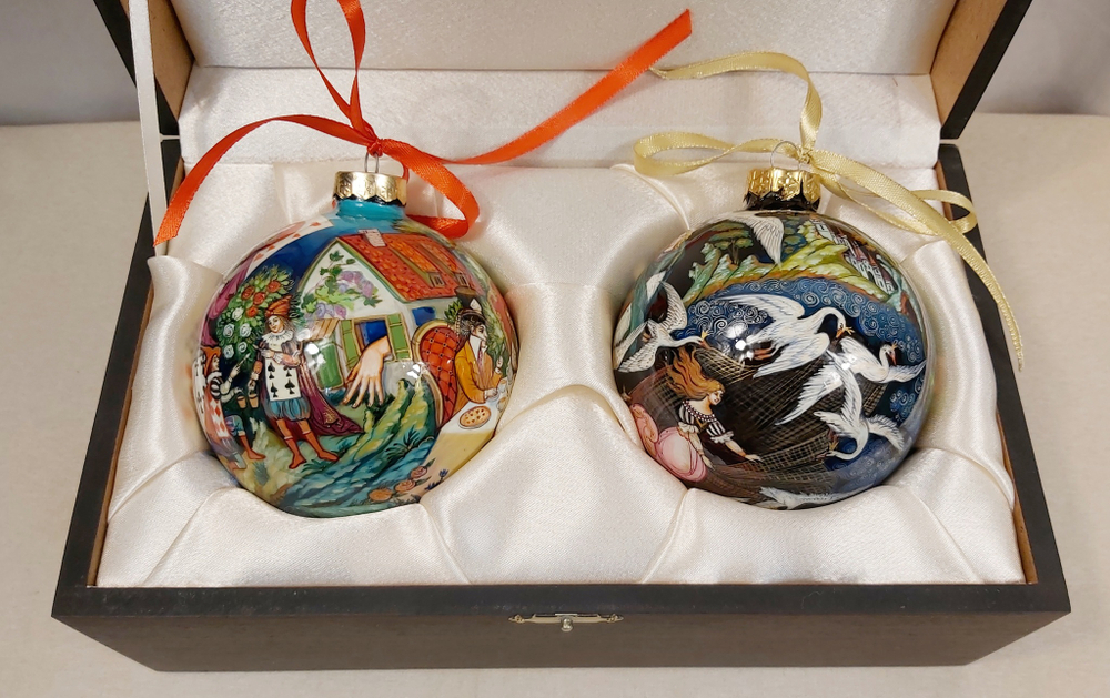 Набор новогодних шаров с полной росписью "Алиса в стране чудес" и  "Дикие лебеди"