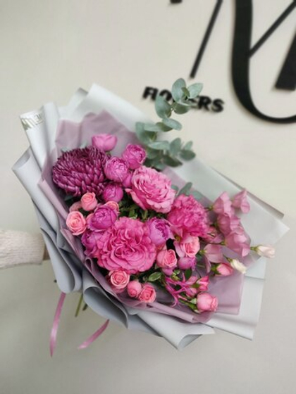 Букет с кустовыми розами и хризантемой