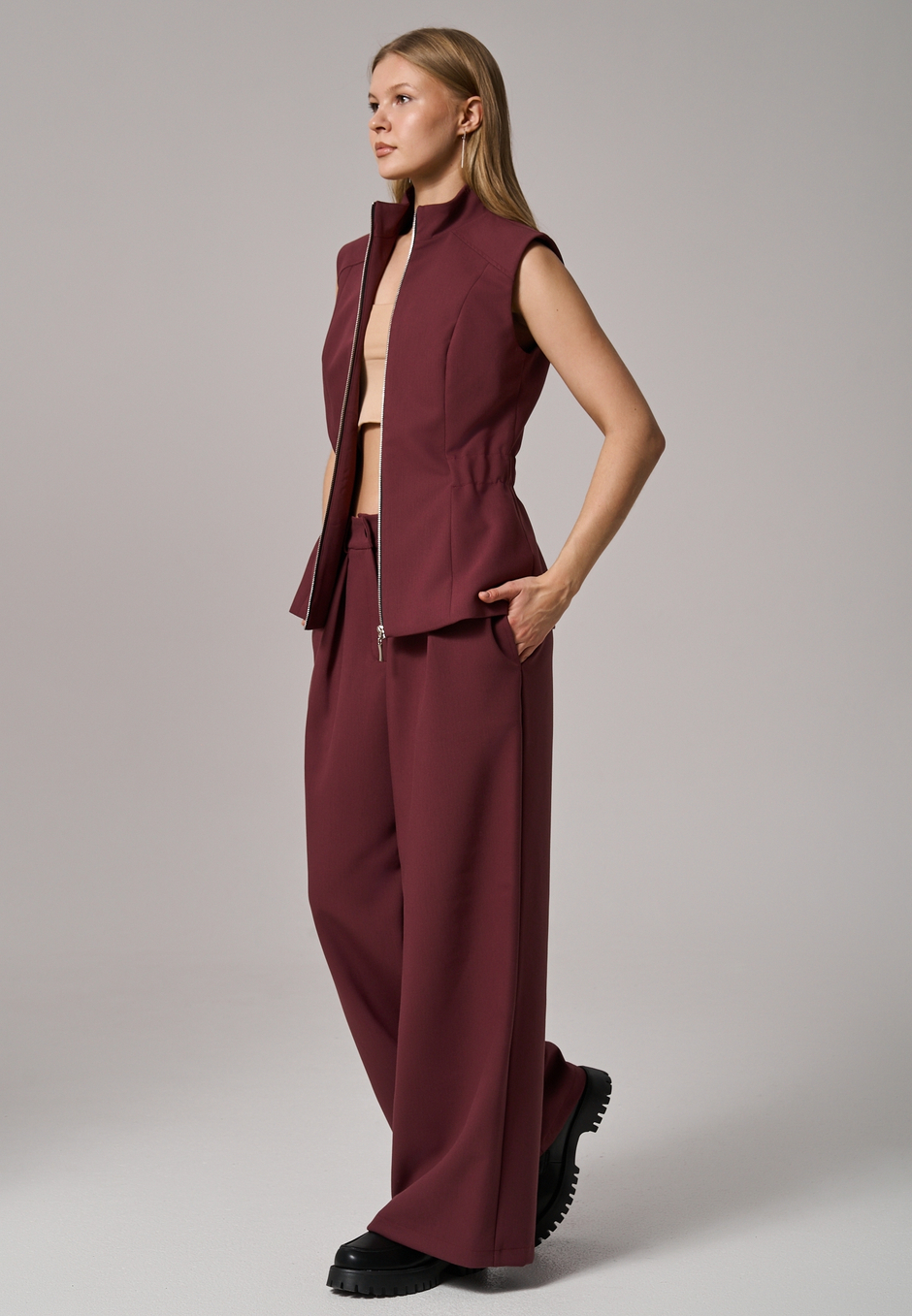 Жилет на молнии бордовый