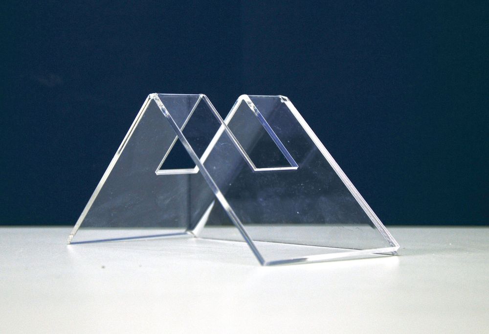 Подставка для пистолета в оружейный магазин