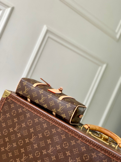 Louis Vuitton Hang On