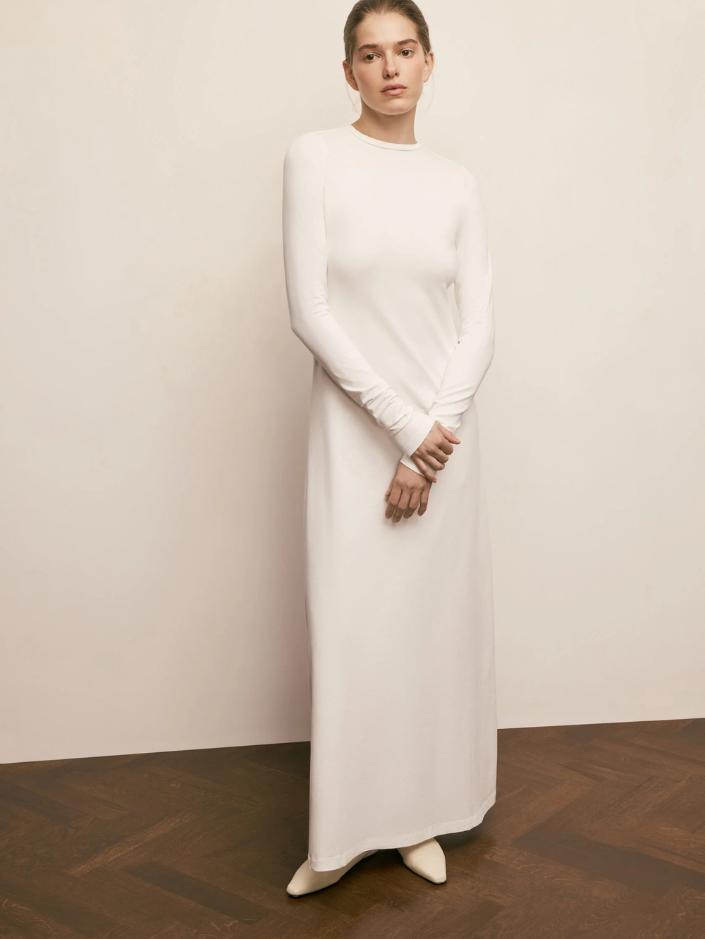 Минималистичное белое длинное платье с длинным рукавом Pure Elegance